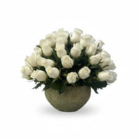 Luisa-maceta de cemento con 75 rosas blancas