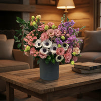 Marieta-maceta de metal con combinación de Lisianthus, mini rosas y anemonas