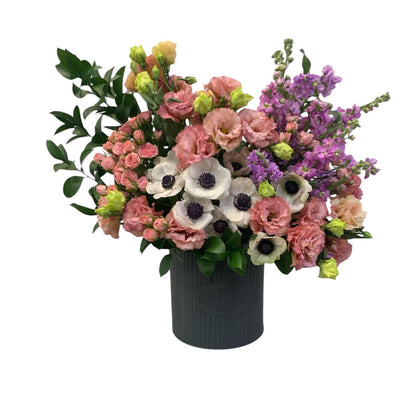 Marieta-maceta de metal con combinación de Lisianthus, mini rosas y anemonas