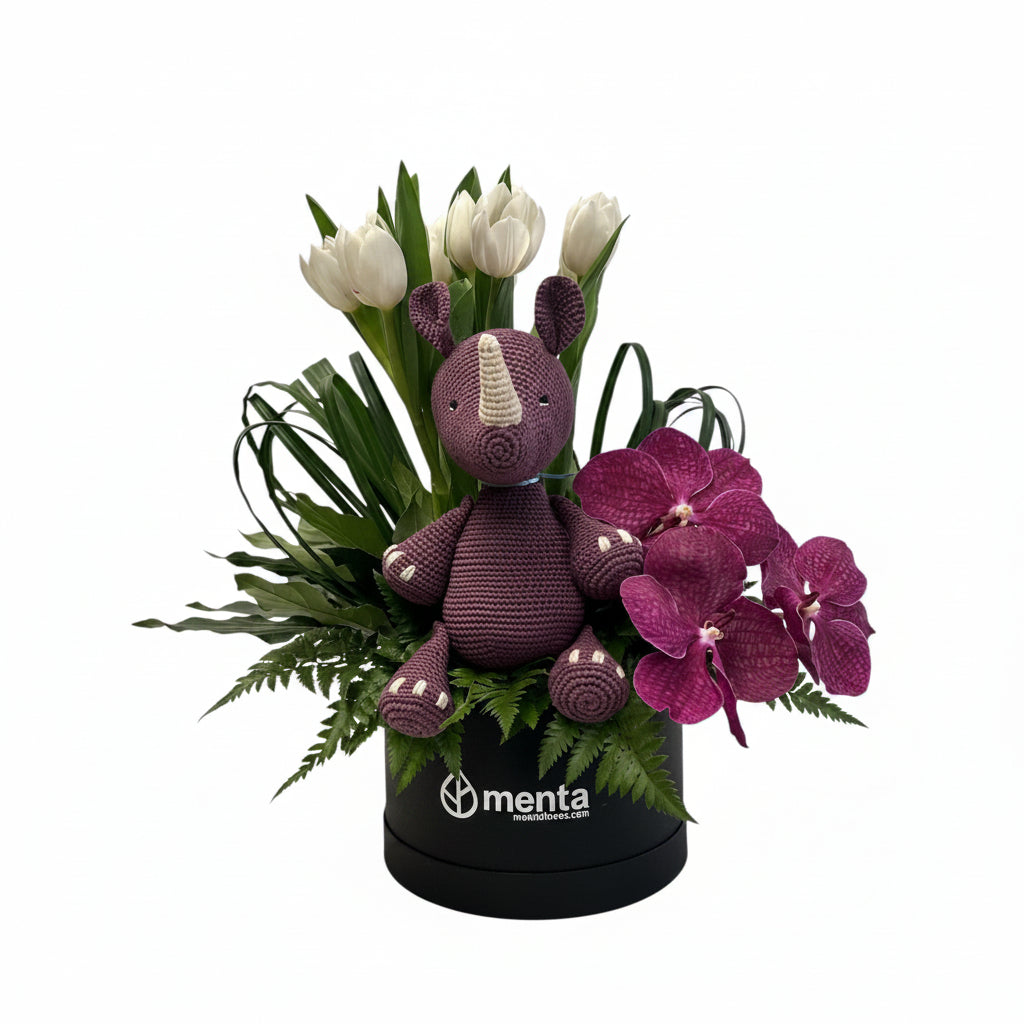 Marina-caja de cartón con tulipanes, orquídeas vanda, follaje y peluche tejido a mano