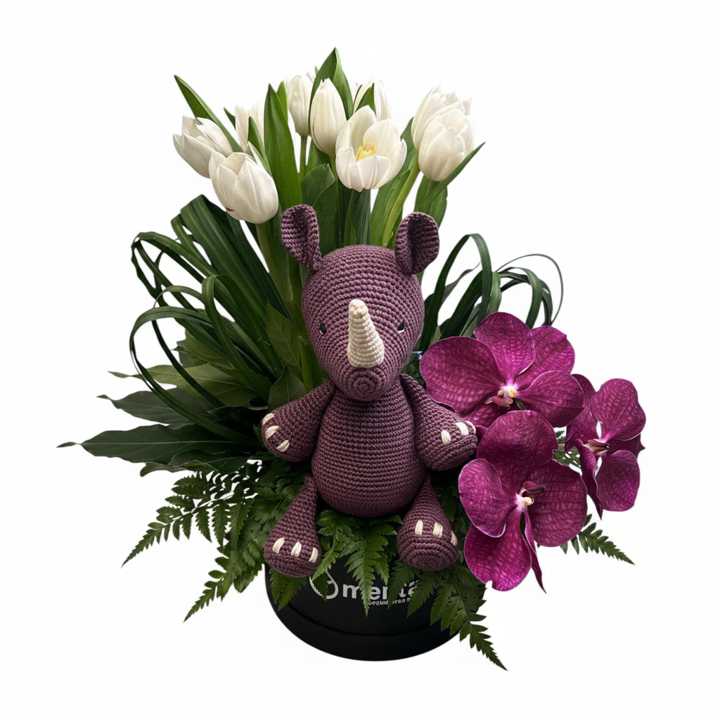 Marina-caja de cartón con tulipanes, orquídeas vanda, follaje y peluche tejido a mano