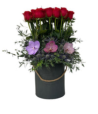 Mayra- maceta de metal con rosas rojas y orquídea vanda