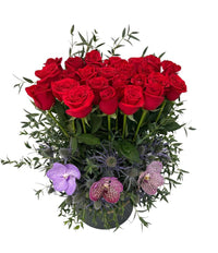 Mayra- maceta de metal con rosas rojas y orquídea vanda
