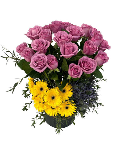 Mónica maceta de metal con rosas aqua