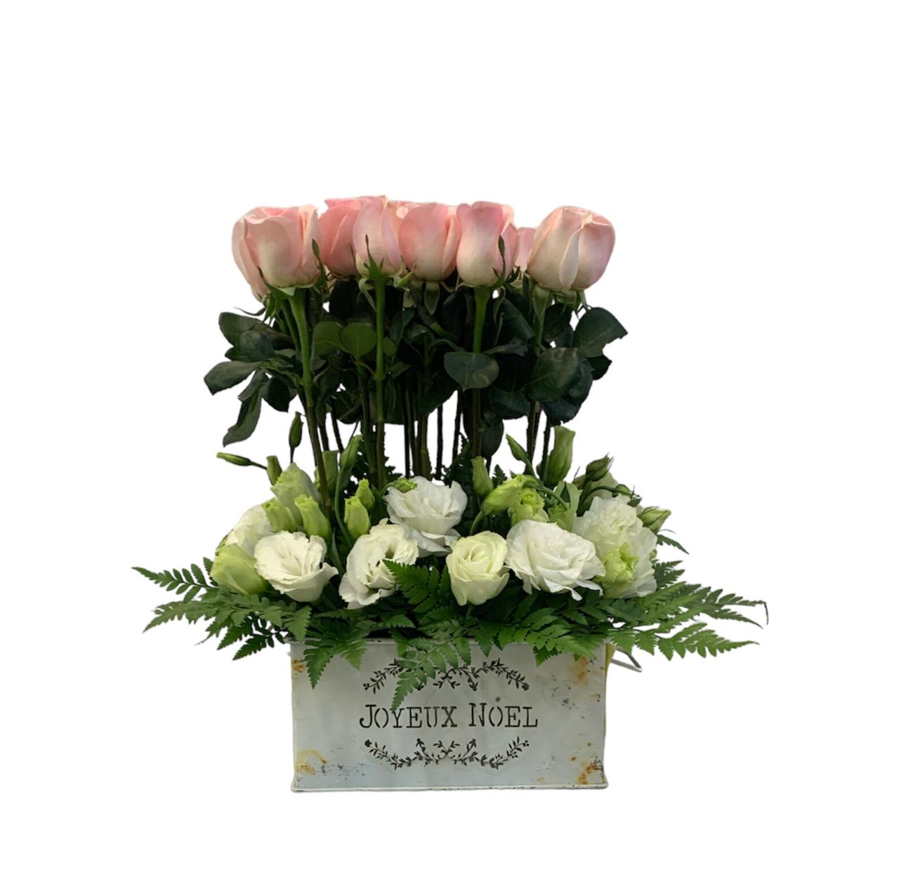 Noelia-maceta de metal con rosas rosas y lisianthus
