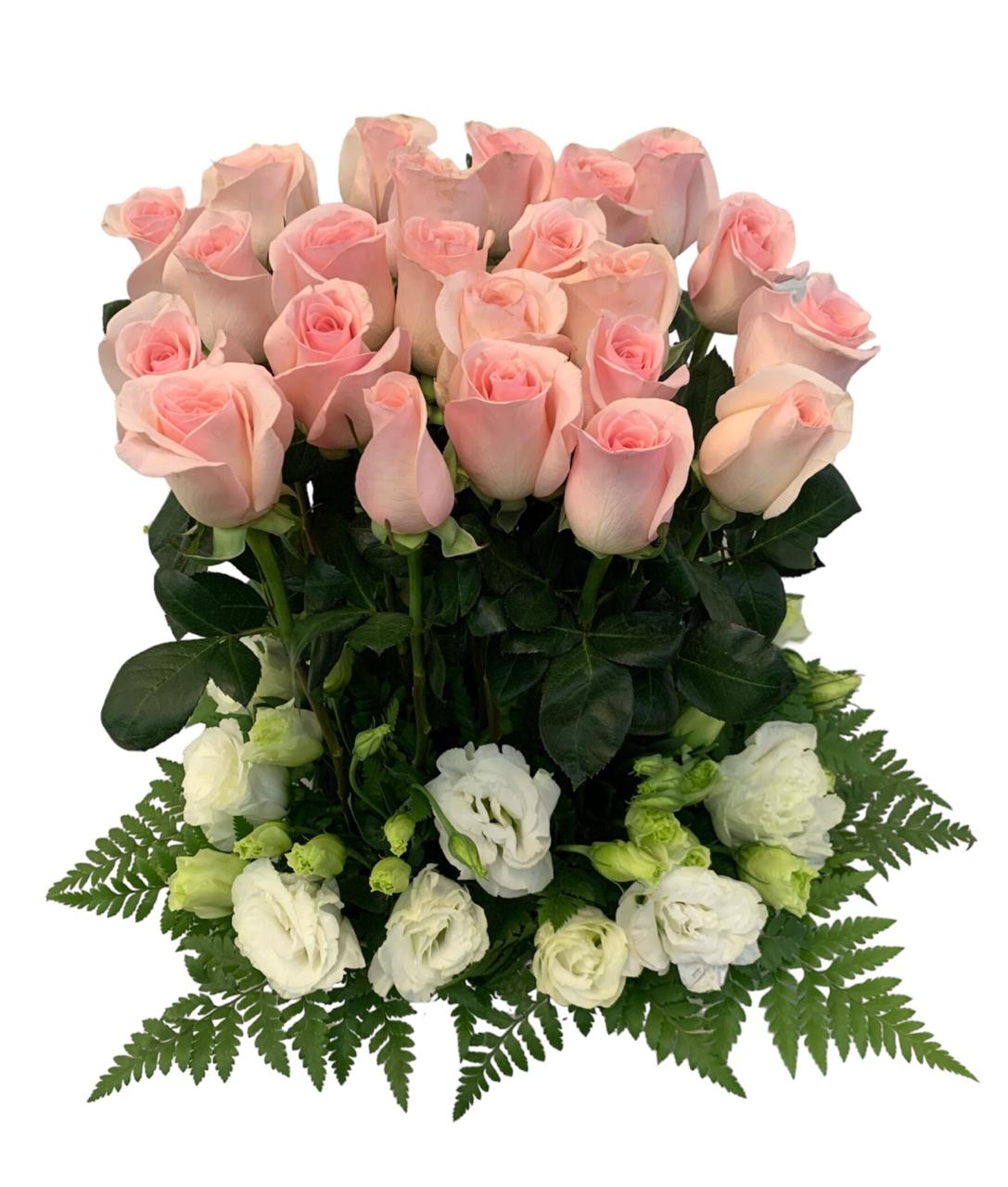 Noelia-maceta de metal con rosas rosas y lisianthus