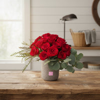 Paloma - base de cemento con 24 rosas rojas