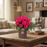 Paloma - base de cemento con 24 rosas fiusha