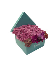 Etiqueta Versalles-caja cuadrada menta con 48 rosas aqua y orquídea vanda