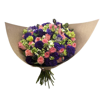Ramo de lisianthus morado y 24 rosas rosas