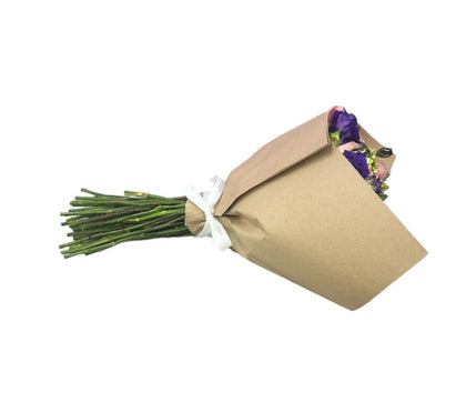 Ramo de lisianthus morado y 24 rosas rosas