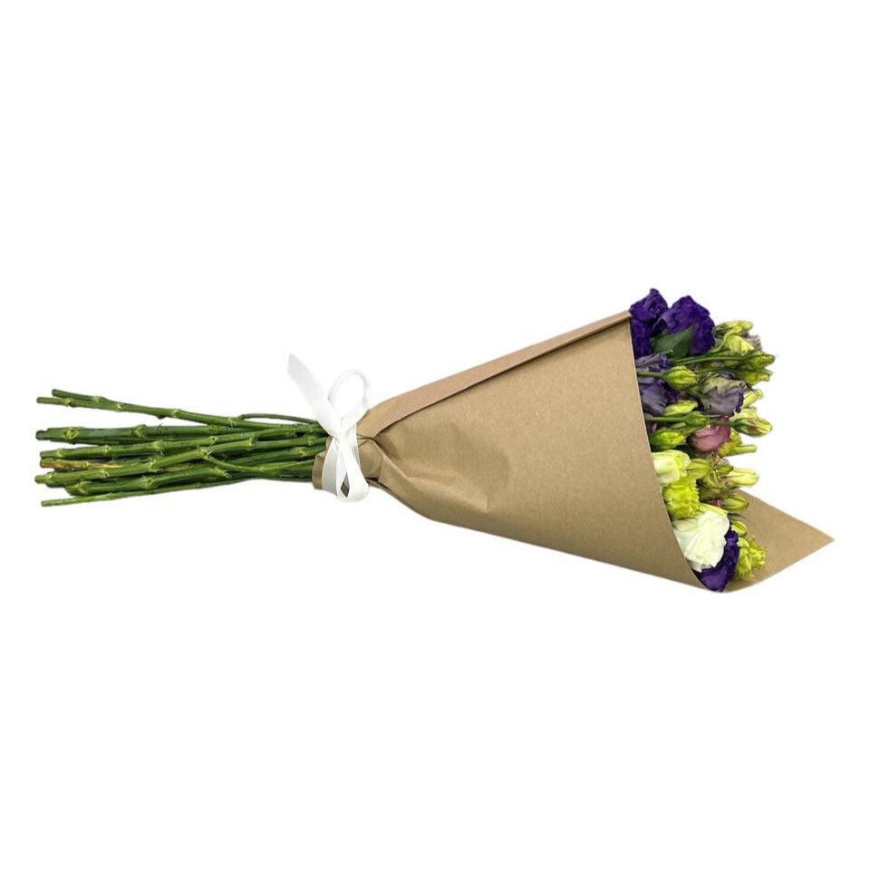 Ramo de lisianthus blanco, morado y 24 rosas