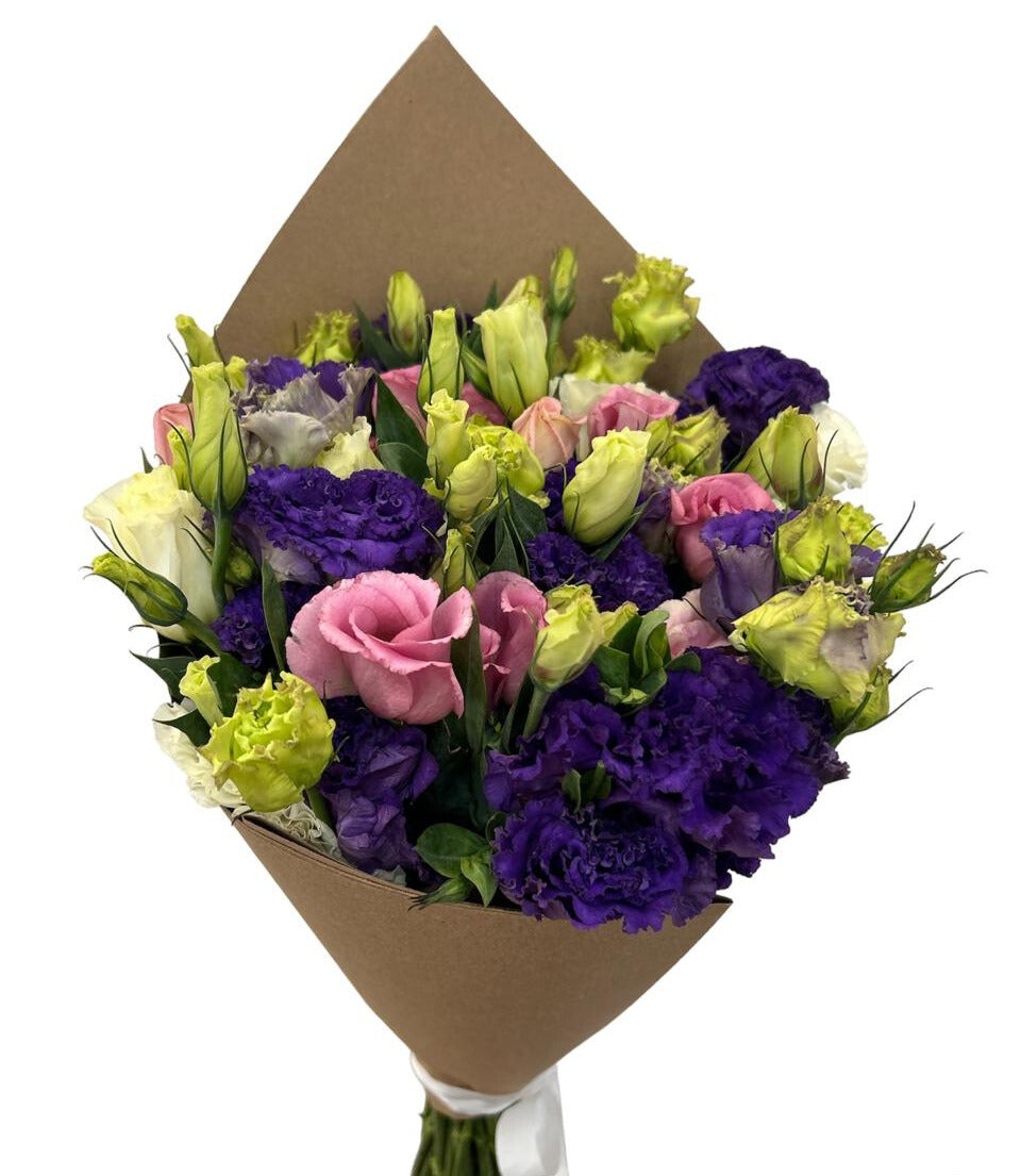 Ramo de lisianthus blanco, morado y 24 rosas