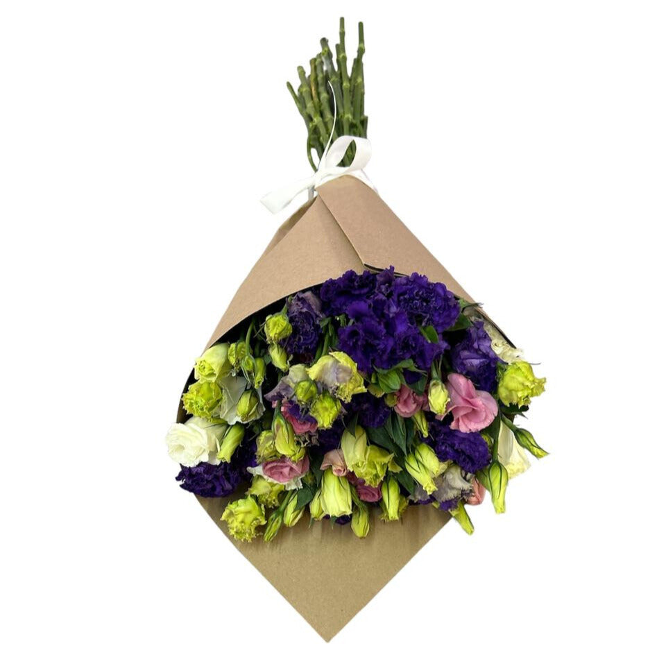 Ramo de lisianthus blanco, morado y 24 rosas