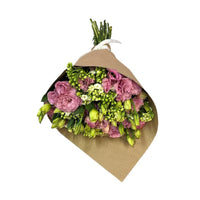 Ramo de lisianthus rosa con follaje
