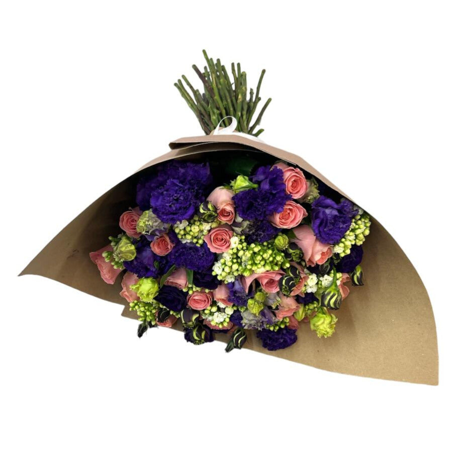 Ramo de lisianthus morado y 24 rosas rosas