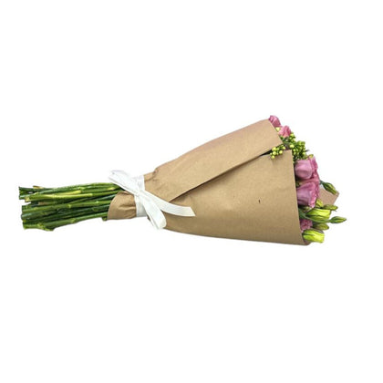 Ramo de lisianthus rosa con follaje