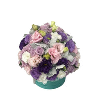 Rita-caja redonda menta con lisianthus, rosas y follaje