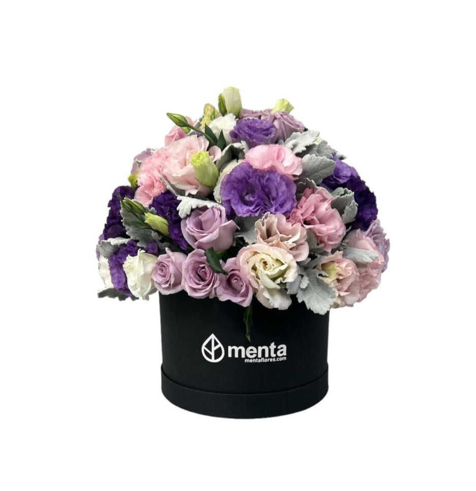 Rita-caja redonda negra con lisianthus, rosas y follaje