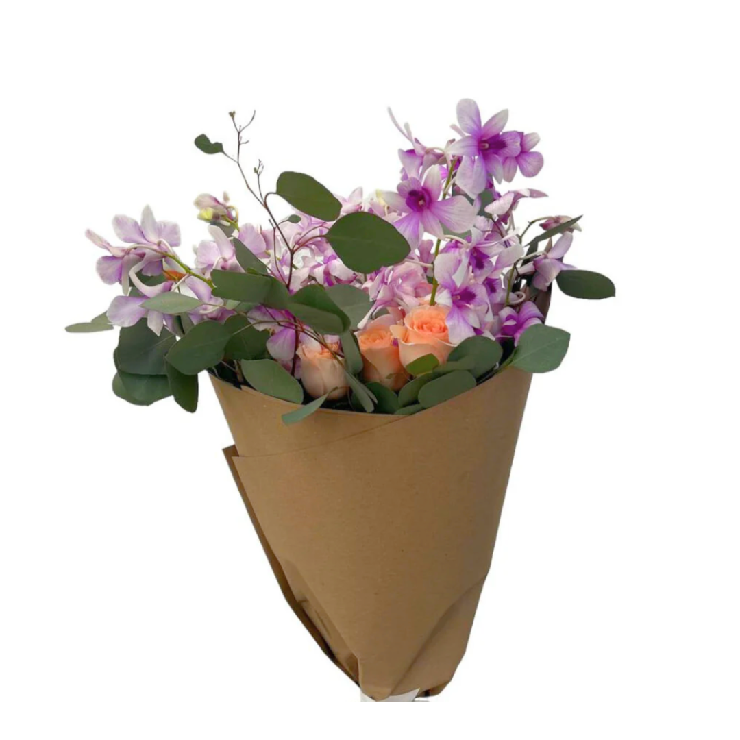 Ramo de 24 rosas rosas con orquídea dendrobium