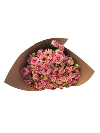 Ramo de ranúnculos mariposa y rosas