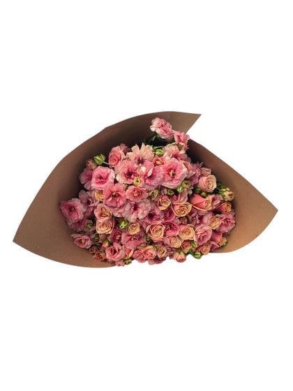 Ramo de ranúnculos mariposa y rosas