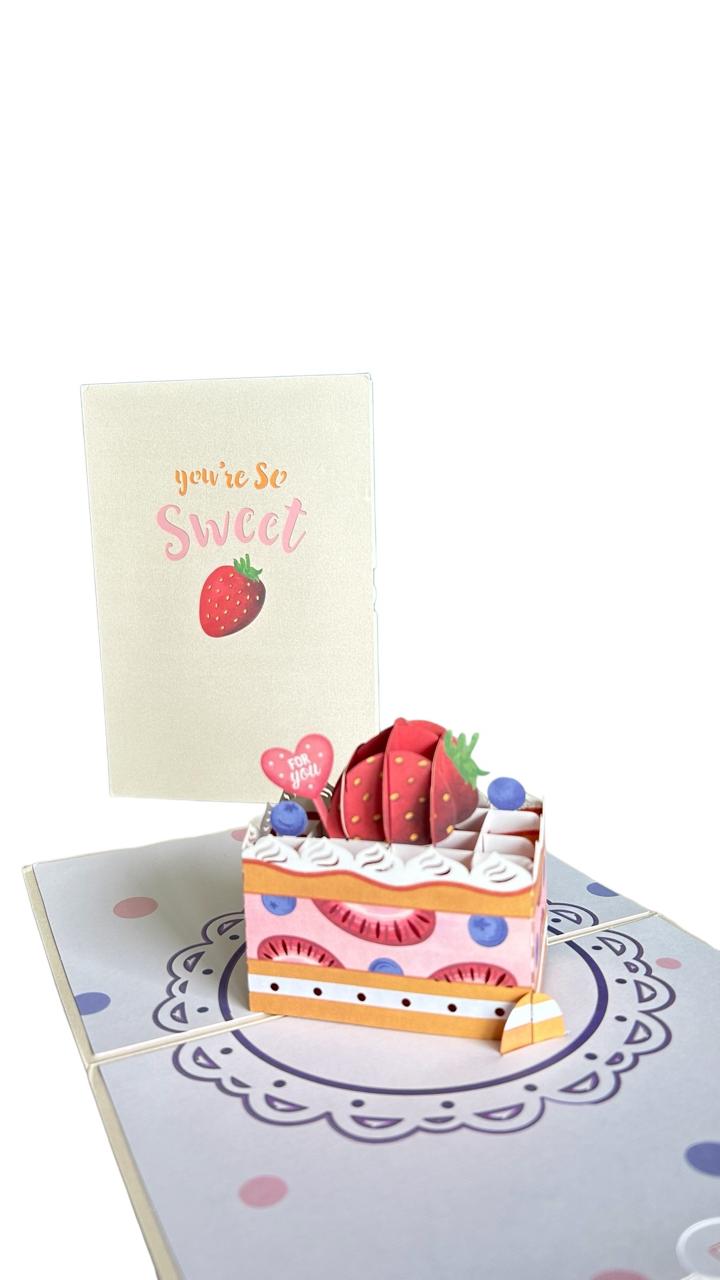 Tarjeta de Pastel de Fresas con Crema para Celebrar Cumpleaños