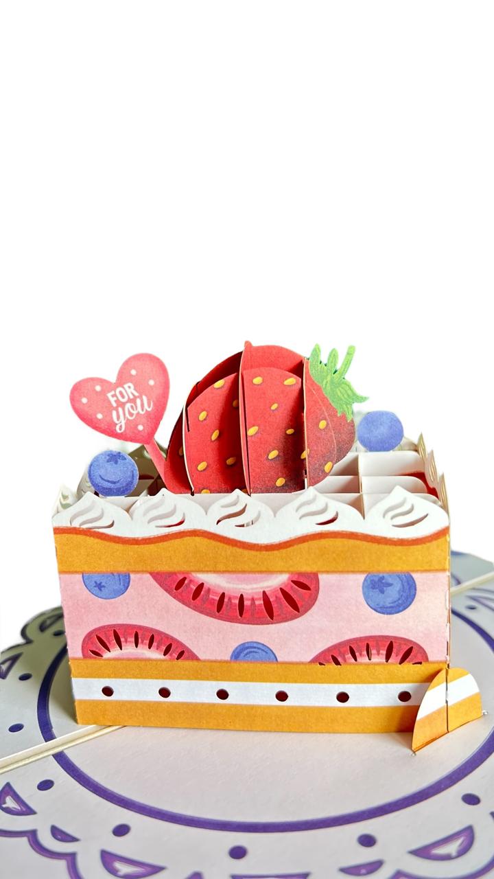 Tarjeta de Pastel de Fresas con Crema para Celebrar Cumpleaños