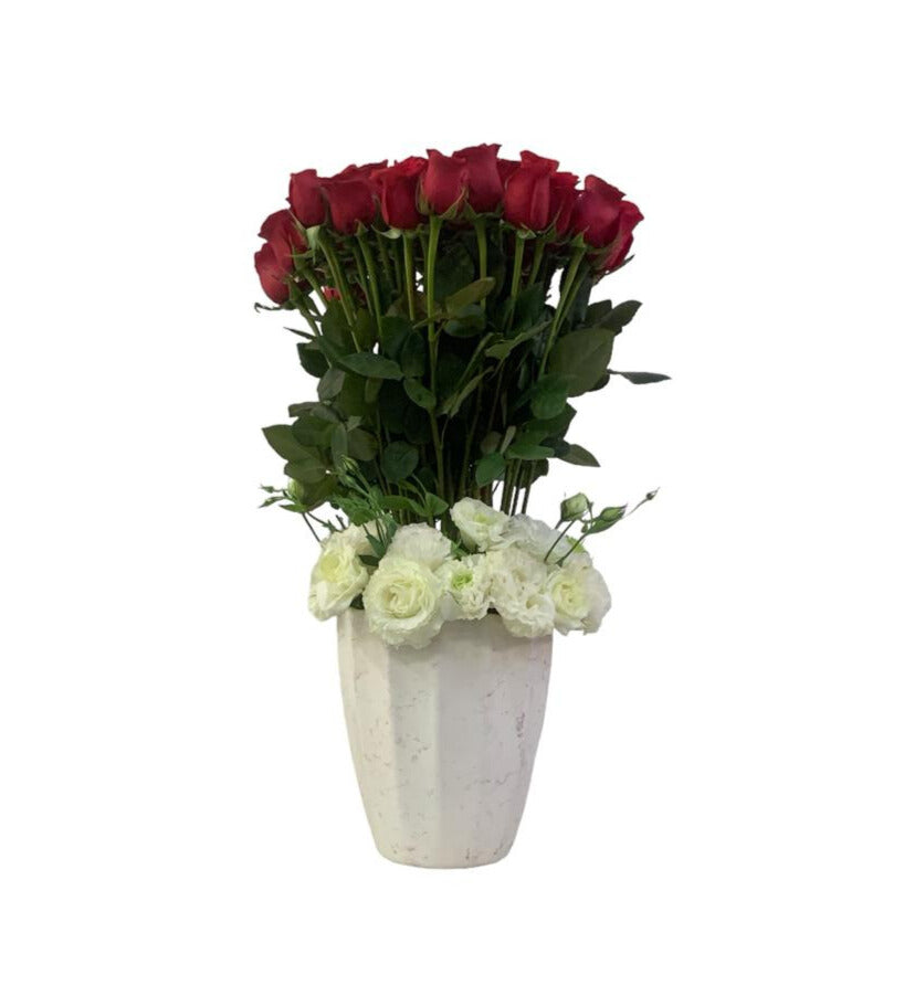 Etiqueta Venecia-jarrón esmaltado blanco con lila con 48 rosas rojas premium