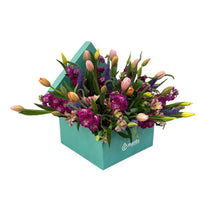Vanessa-caja cuadrada menta con tulipanes y matiola