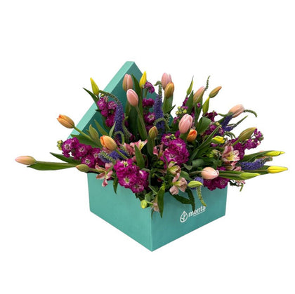 Vanessa-caja cuadrada menta con tulipanes y matiola