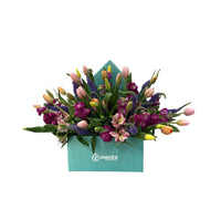 Vanessa-caja cuadrada menta con tulipanes y matiola