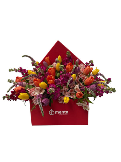 Vanessa-caja cuadrada roja con tulipanes y matiola