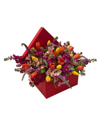 Vanessa-caja cuadrada roja con tulipanes y matiola