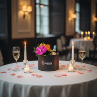 Delice-caja redonda negra con orquídeas vanda y bebida