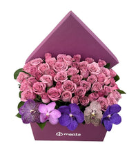 Etiqueta Versalles-caja cuadrada uva con 48 rosas aqua y orquídea vanda