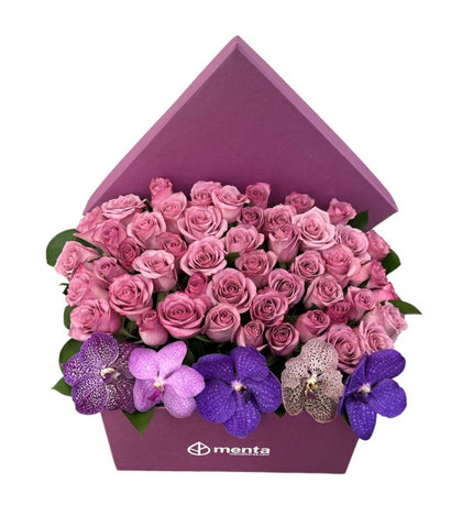Etiqueta Versalles-caja cuadrada uva con 48 rosas aqua y orquídea vanda
