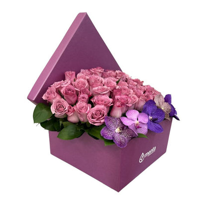 Etiqueta Versalles-caja cuadrada uva con 48 rosas aqua y orquídea vanda