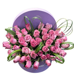 Etiqueta Lila - caja redonda con 48 rosas aqua