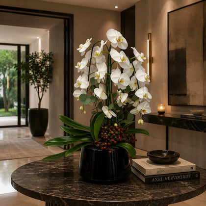 Orquídeas cascada blancas en maceta esmaltada negra