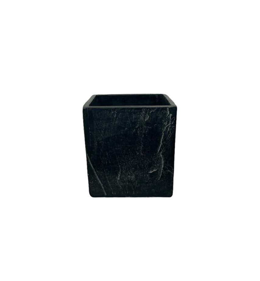 Cubo negro-maceta de cemento en forma de cubo