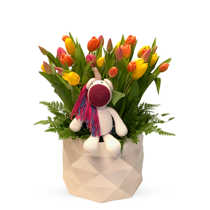 Michelle-caja con 30 tulipanes y Unicornio de peluche
