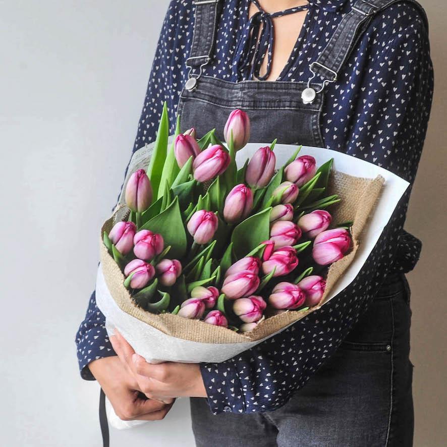 Exclusivo Ramo Menta Multicolor de 60 tulipanes envuelto en papel Kraft