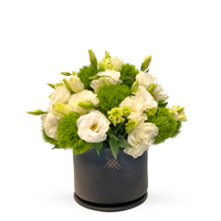 Sandra-maceta de cerámica con lisianthus blanco y follaje