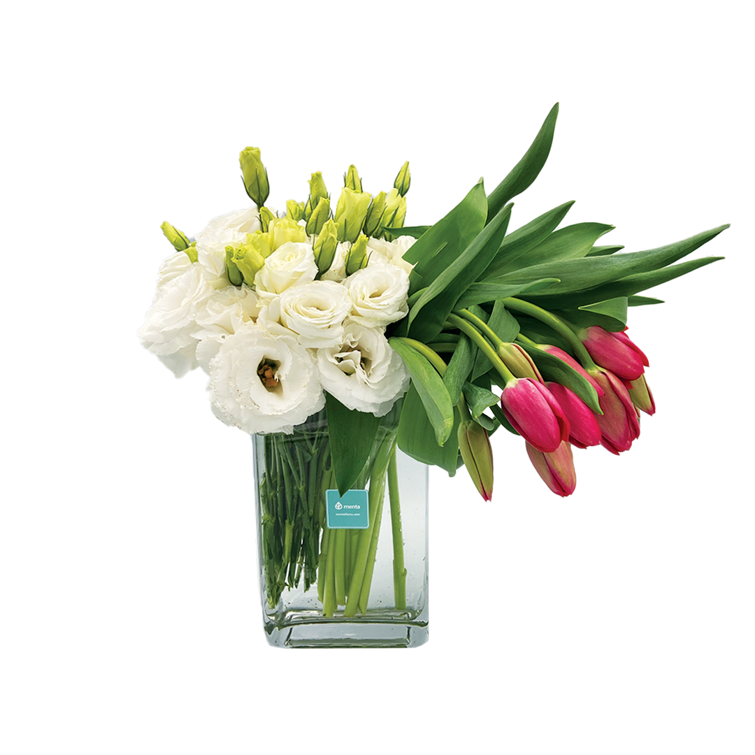 Macarena - Base de cristal con lisianthus y tulipanes