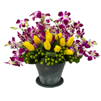 Karla- base de cerámica con orquídea dendrobium y tulipanes