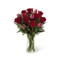 Renata - Florero de vidrio con rosas rojas y tulipanes