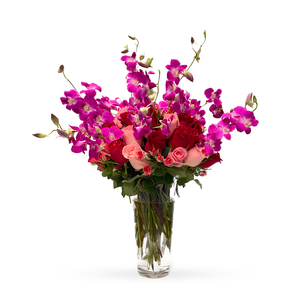 Etiqueta Ambar - Florero de cristal con rosas rojas, fiusha y combinación de follajes con orquídea dendrobium